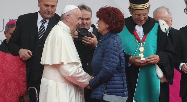 Papa Bergoglio e il ministro dell'Istruzione Valeria Fedeli