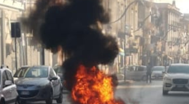 Scooter in fiamme nel Napoletano, benzina sul motore: illeso il conducente