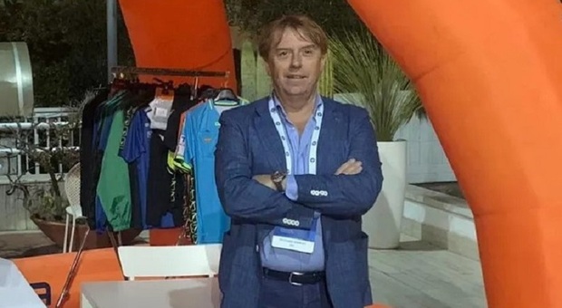 Il presidente degli arbitri reatini Vittorio Sperati contribuisce al presepio di Villa San Francesco
