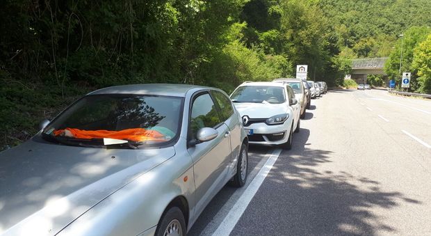 La Municipale di Rieti multa le auto dei pendolari parcheggiate lungo la strada statale «Salto-Cicolana»