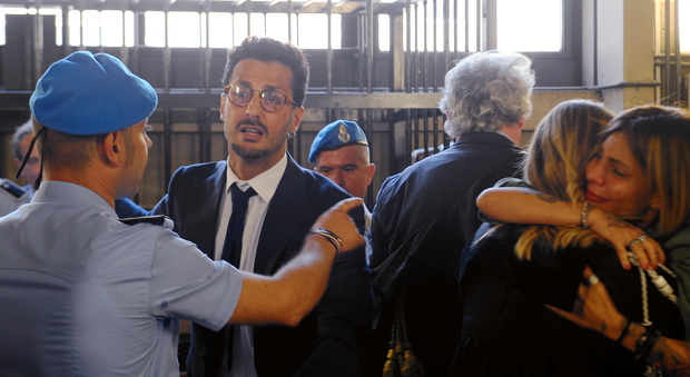 Corona, doppia doccia fredda: "congelato" un milione di euro e nuovo processo a Milano