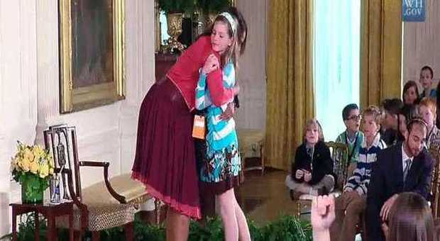 Michelle Obama abbraccia Charlotte Bell