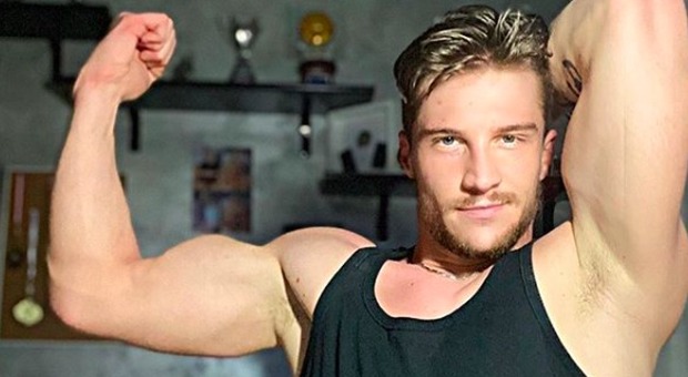 In quarantena perché positivo al Covid: Marco, 25 anni, vince le selezioni online di Mister Italia