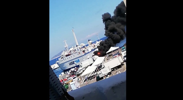 Paura a Ponza, barca esplode nel porto: famiglia si getta in acqua per salvarsi dalle fiamme Video