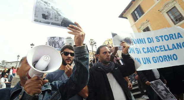 Roma, i venditori di souvenir in piazza contro il Comune: «Non può cacciarci dal centro»