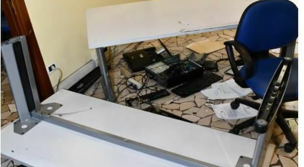 I danni provocati dal tunisino nell'ufficio della Questura