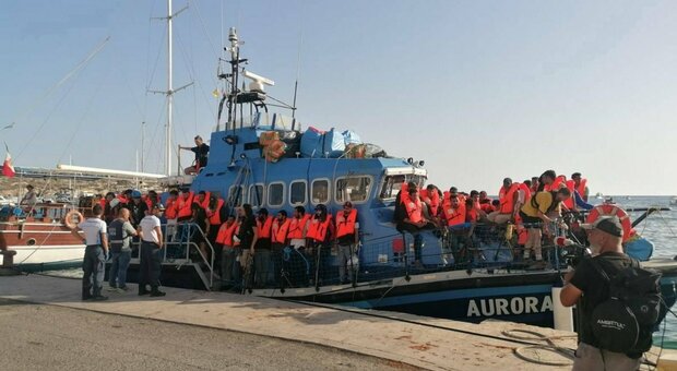 Migranti, Lampedusa al collasso. Il prefetto: «Stop profughi». Nell’hotspot ci sono oltre 4mila persone