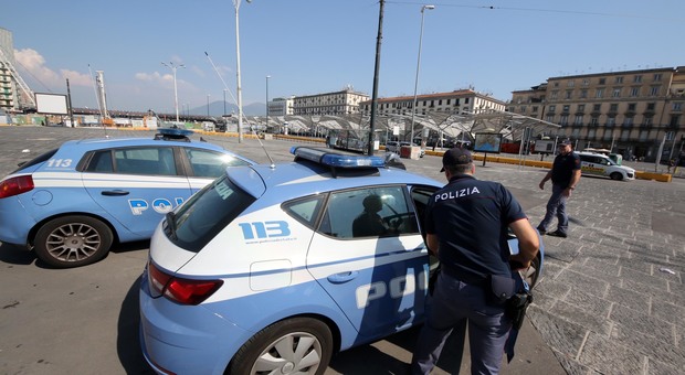 Napoli, turisti canadesi rapinati a piazza Garibaldi: arrestati i due ladri romeni