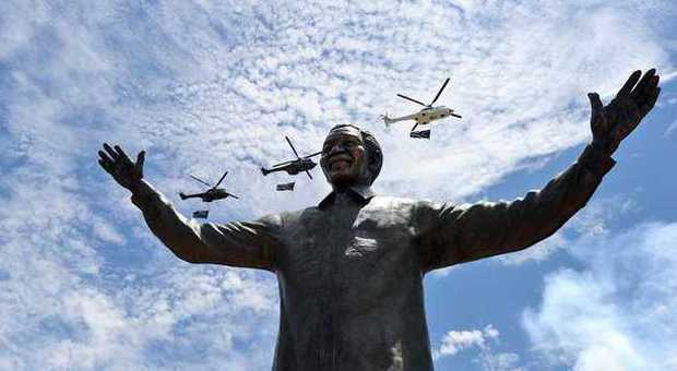 Mandela, a Pretoria statua di 9 metri di Madiba con le braccia tese al popolo