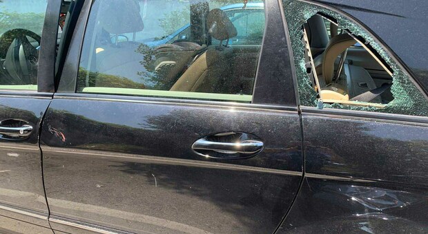 Il vetro rotto dell'auto per salvare la piccola. Bambina di 16 mesi chiusa in auto sotto il sole: terrore a Giulianova