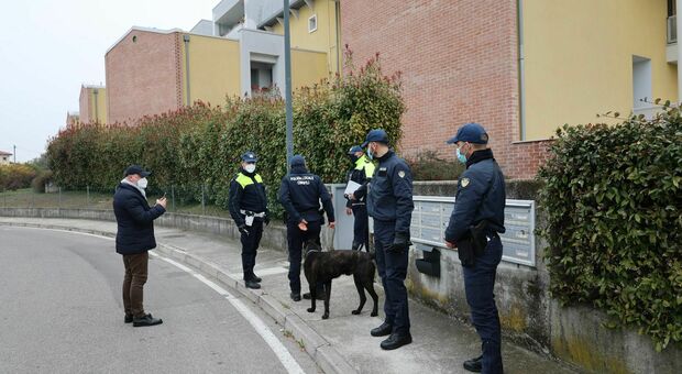 Gli agenti della polizia locale durante i controlli in via Mantovani Orsetti