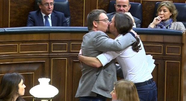 Spagna, il capo di Podemos Pablo Iglesias bacia il leader catalano