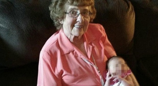 Nonna da record: festeggia gli 86 anni con la sua 86esima nipotina