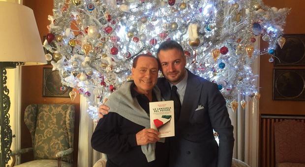 Silvio Berlusconi e l'autore Michele Cascavilla con il libro "Le lenzuola del potere"