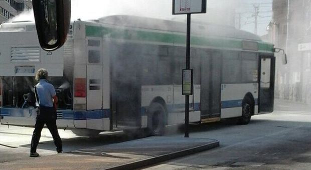 Autobus Actv prende fuoco: paura in Piazzale Roma fra i turisti