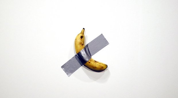 Sgarbi: «La banana di Cattelan è un atto di desistenza sessuale»