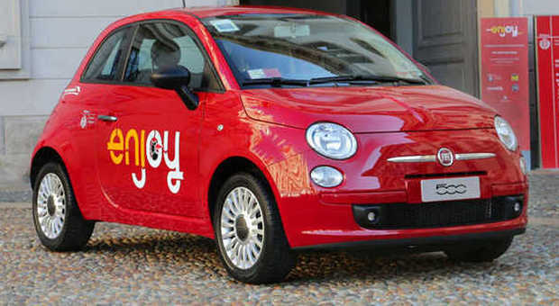 Una delle Fiat 500 rosse del servizio di Eni in collaborazione con Trenitalia