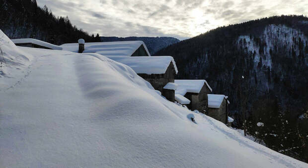 L'abitato di Val Nuvola, in comune di Lamon, durante l'inverno