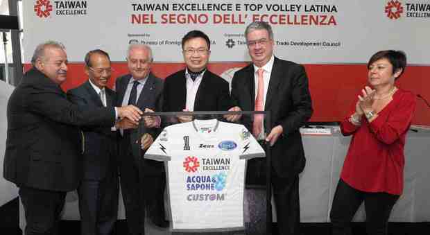 La consegna della maglia n° 1 della Taiwan Excellence Latina al presidente di Taitra, James Huang