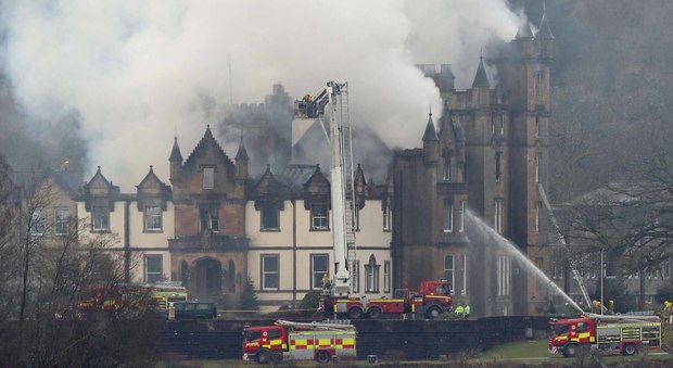 Scozia, a fuoco lussuoso hotel stile castello: due morti