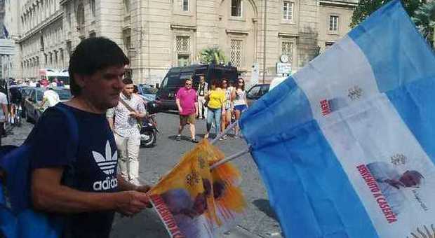 L'omaggio di Caserta a Papa Francesco: accolto con le bandiere argentine