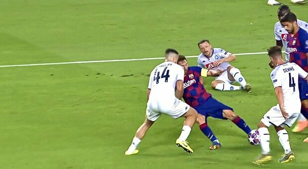 Napoli, è Manolas vs Messi: Leo nega il saluto all'azzurro