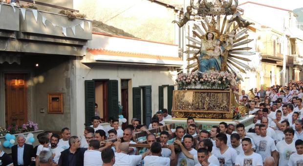 'Inchino' mafioso nella processione di Corleone: i fedeli si fermano davanti alla casa di Totò Riina