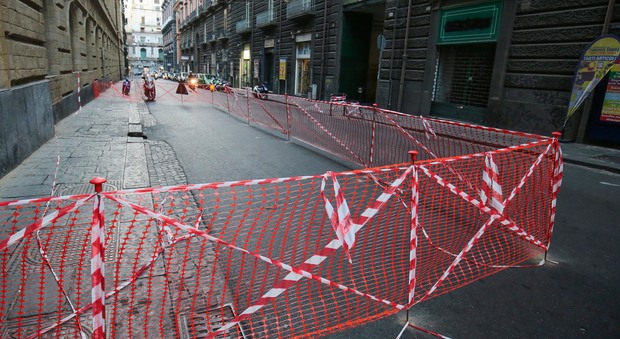 Napoli a pezzi, voragine in via Broggia: traffico in tilt e disagi