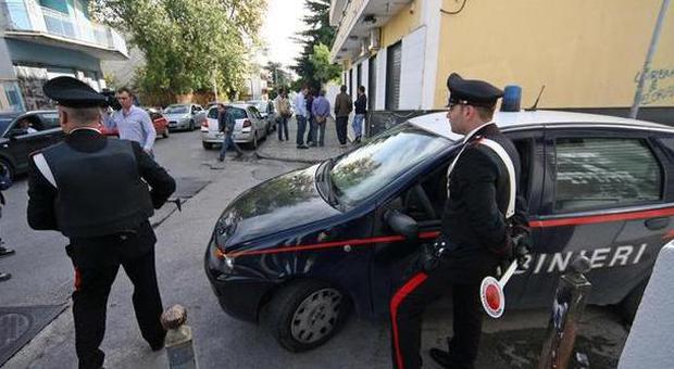 Auto senza assicurazione, fugge al posto di blocco: inseguito e arrestato dai carabinieri