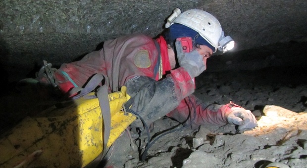 Speleologo ferito e bloccato in grotta, soccorsi difficili per la nebbia: salvato nella notte
