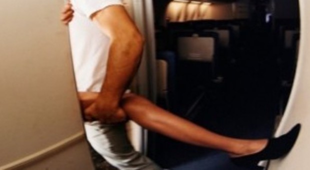 Sesso in aereo per "arrotondare": hostess guadagna 900mila euro in due anni