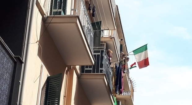 Fase 2: oggi alle 18 dai balconi d’Italia il flash-mob #graziefamiglie per ringraziare genitori, bambini e nonni dei sacrifici per il Paese
