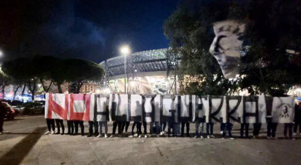 «No alla guerra», stop a striscione ma lo mostrano Napoli e Barcellona