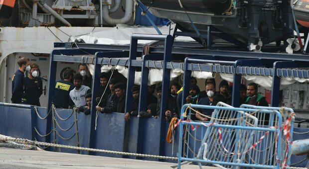 Migranti, Humanity 1 a Catania lo sbarco di 144 profughi: a bordo restano 35 persone. Attesa anche la Geo Barents con 572 migranti