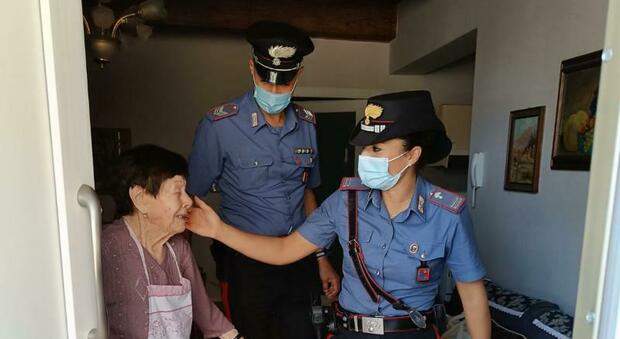 Il gesto affettuoso del carabiniere donna nei confronti dell'anziana di Lendinara
