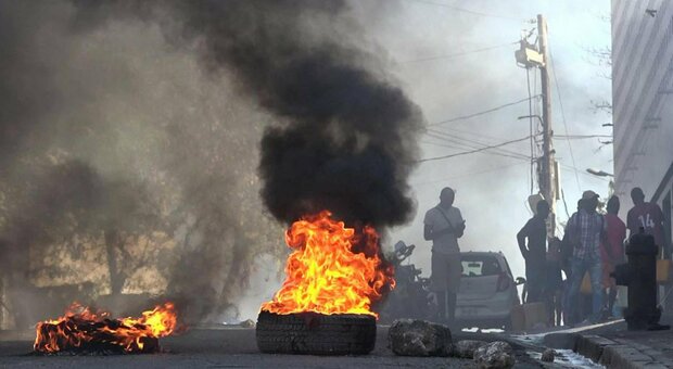 Haiti, continua il caos nella capitale: assalti ad aeroporto e ospedale. Ancora nessuna notizia del premier