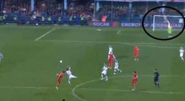 Calcio choc, razzo colpisce il portiere russo Akinfeev. Sospesa Montenegro-Russia