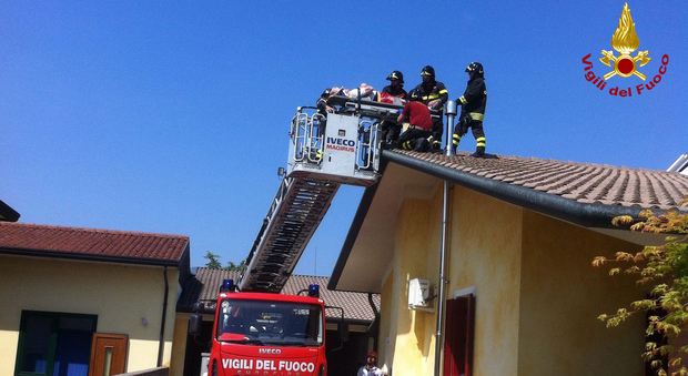 Colpo della strega mentre è sul tetto salvato dall'autoscala dei pompieri