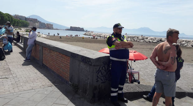 Spiagge libere a Napoli, in campo i volontari della Protezione civile