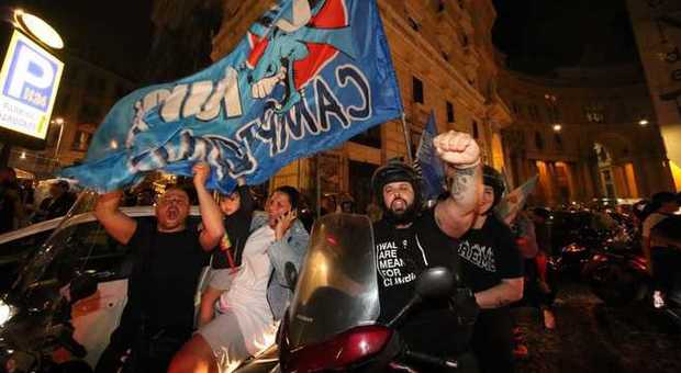Napoli fa festa con assembramenti, De Luca a Salvini: «Somaro»