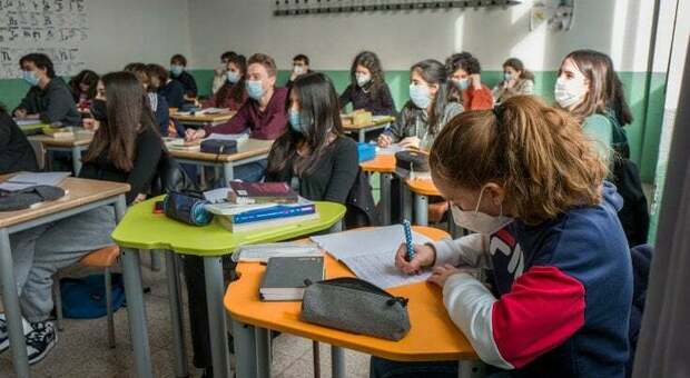 Scuola e vaccino: in Campania prof ok ma mancano all'appello 300mila studenti