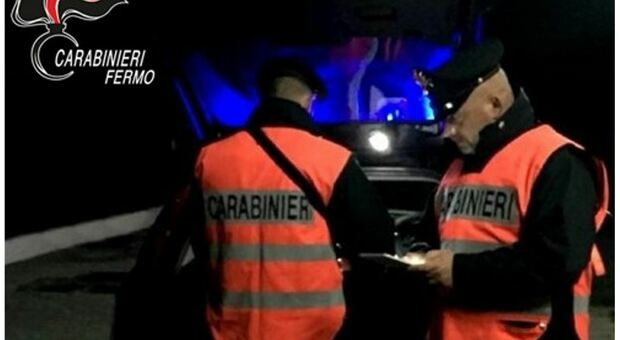 Droga, coltelli e automobilisti ubriachi: serie di denunce dei carabinieri di Fermo nel weekend