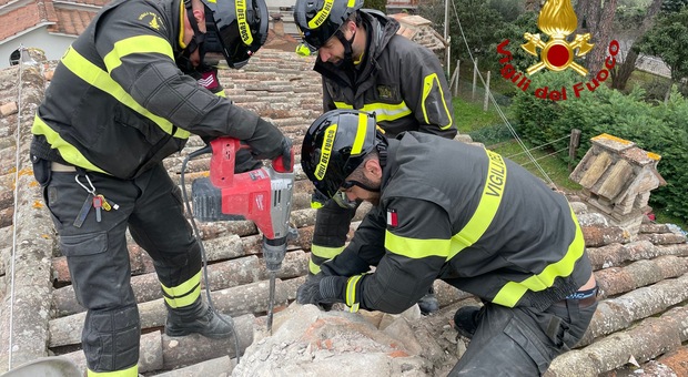 Vigili del fuoco a Pierantonio il giorno dopo le scosse