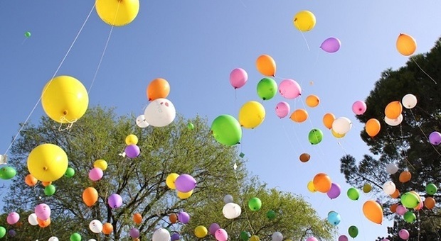 Il lancio dei palloncini che inaugura la festa di Lignano in fiore