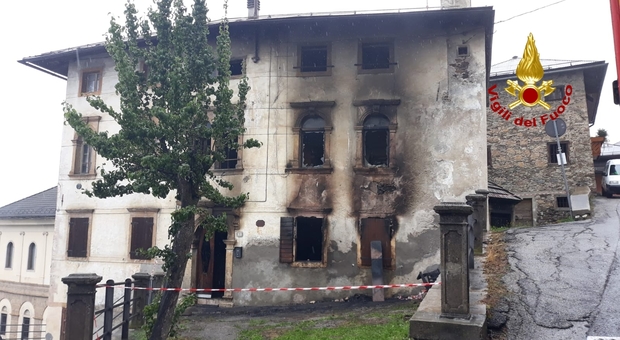 Incendio in una casa a Candide: muore una donna di 81 anni