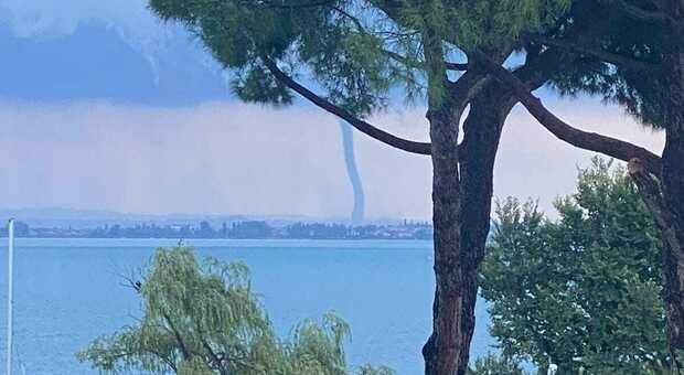 Tromba d'aria sul Lago del Garda, attimi di paura sulla riva: il video