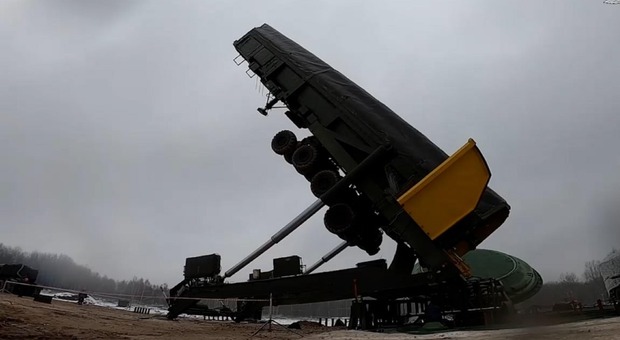La Russia attiva il missile nucleare Yars, l'ultima minaccia di Putin alla Nato: «Può colpire a 12mila chilometri di distanza» FOTO