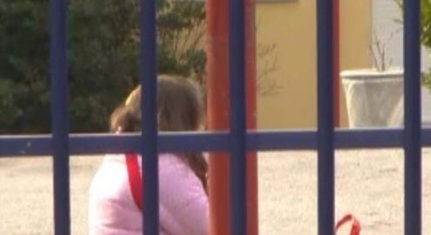 Bambina di tre anni dimenticata sullo scuolabus