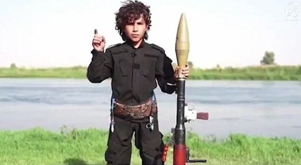 Isis, bimbo del Califfato minaccia Obama: «Cane di Roma, ti tagliaremo la testa»