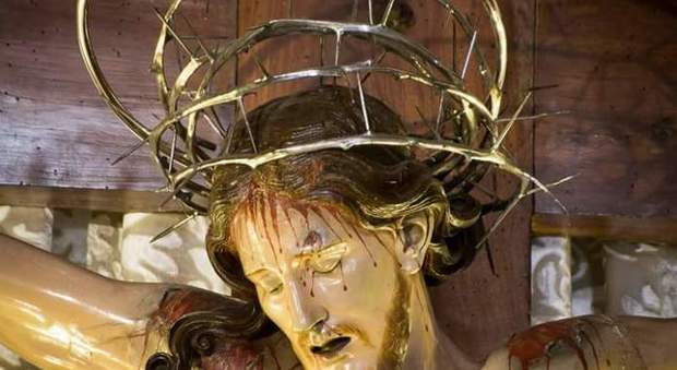 Furto sacrilego nel Duomo di Marcianise: scomparsa la corona del Crocifisso